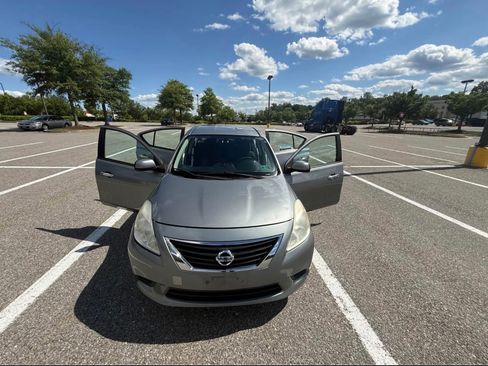 Used 2013 Nissan Versa SV FWD image 8