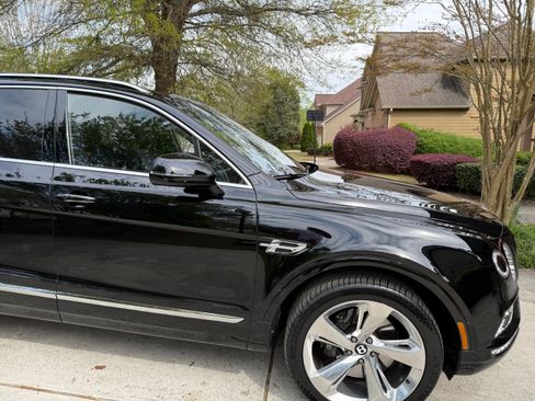 Used 2017 Bentley Bentayga image 5