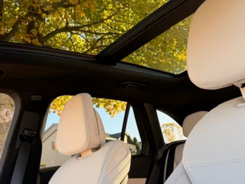 Used 2025 Mercedes-Benz GLC 300 4MATIC image 25