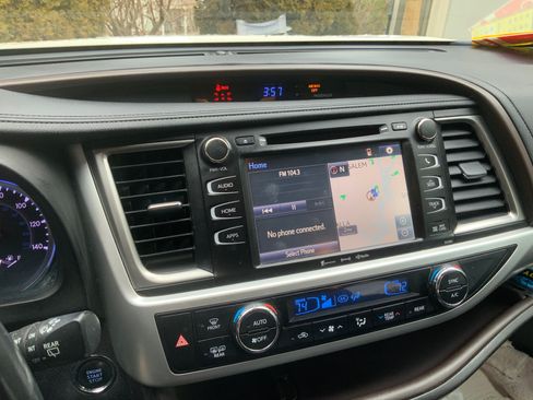 Used 2019 Toyota Highlander XLE image 14