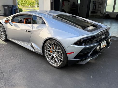Used 2021 Lamborghini Huracan EVO RWD image 2