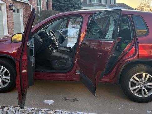 Used 2014 Volkswagen Tiguan S image 9