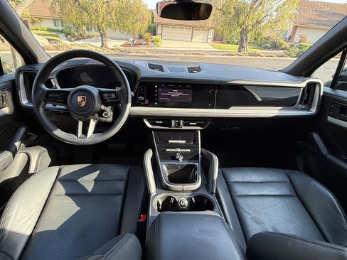 Used 2024 Porsche Cayenne AWD/4WD image 18