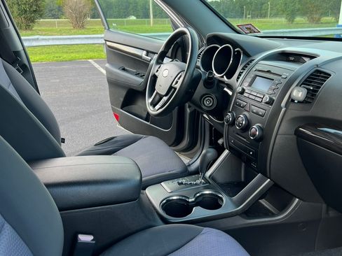 Used 2012 Kia Sorento LX w/ Convenience Pkg FWD image 2