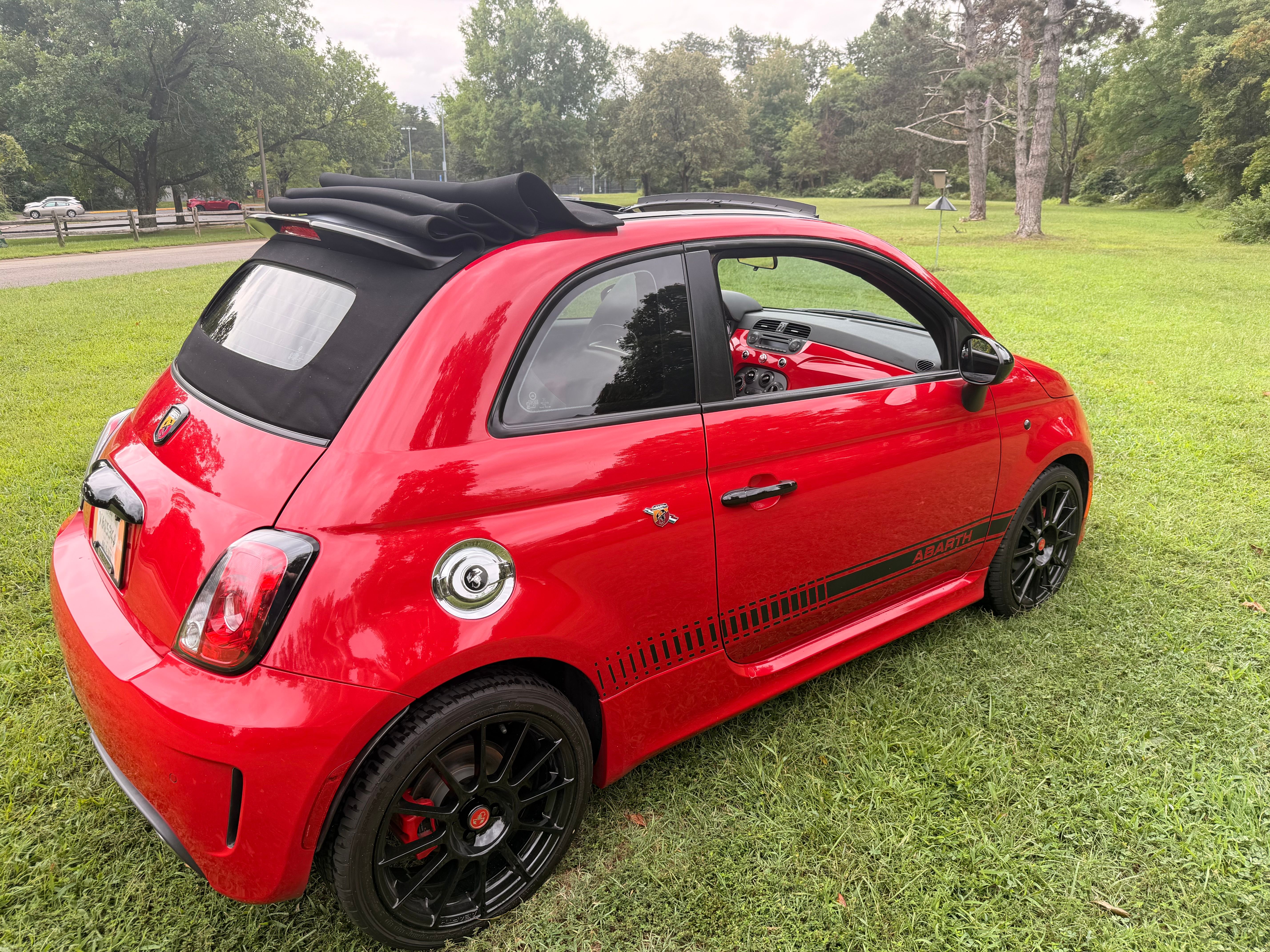 Used 2013 FIAT 500 Abarth w/ Beats Audio Pkg FWD image 13