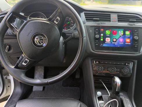 Used 2020 Volkswagen Tiguan SE w/ Panoramic Sunroof Package image 2