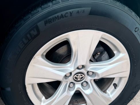 Used 2021 Toyota RAV4 XLE image 12