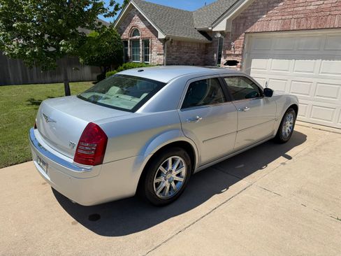 Used 2007 Chrysler 300 C w/ Protection Group II RWD image 6