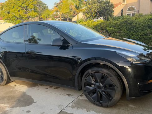 Used 2024 Tesla Model Y Long Range AWD/4WD image 5