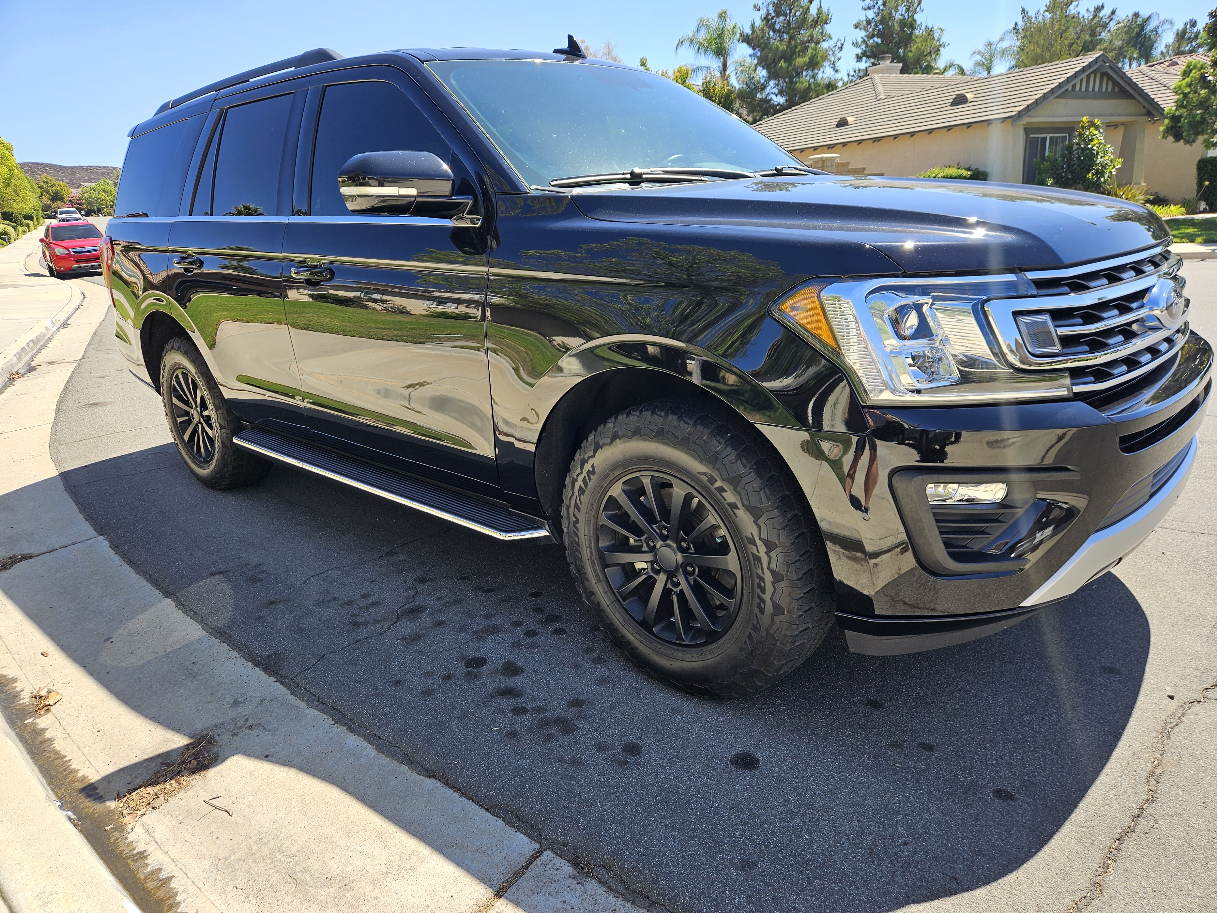 Used 2019 Ford Expedition XLT w/ Equipment Group 202A RWD image 2