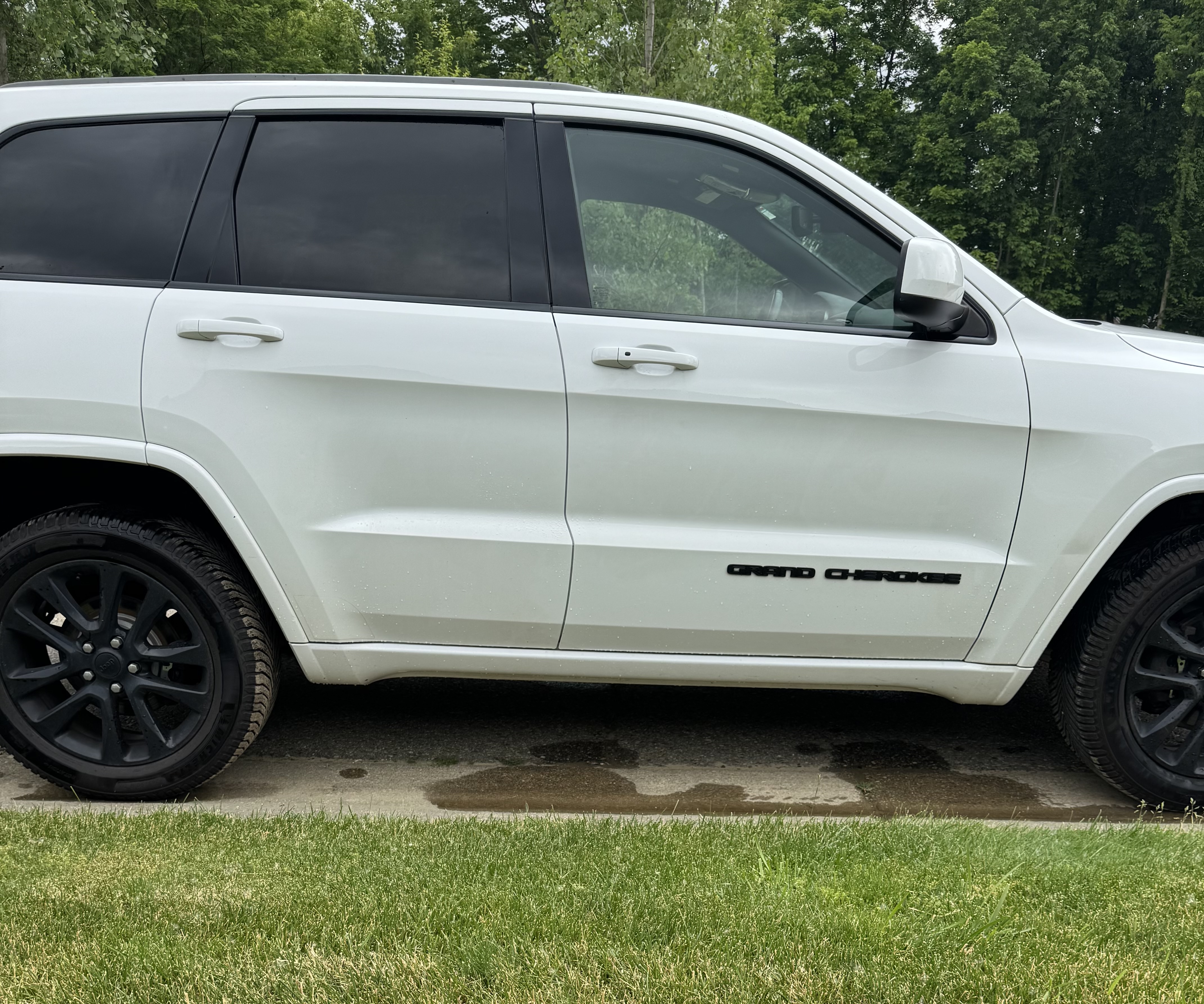 Used 2019 Jeep Grand Cherokee Altitude AWD/4WD image 9