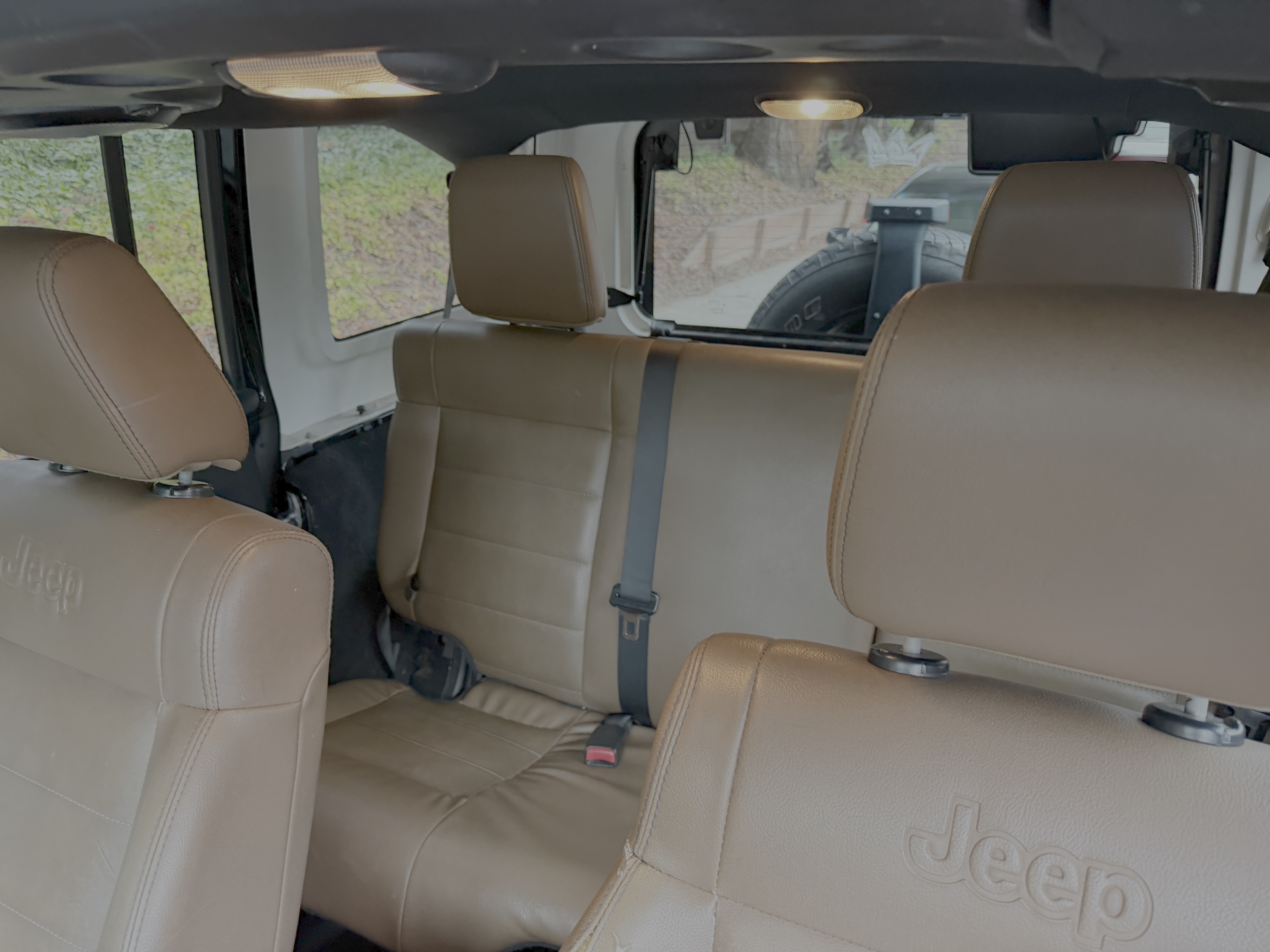 Used 2012 Jeep Wrangler Unlimited Sahara w/ Connectivity Group AWD/4WD image 11