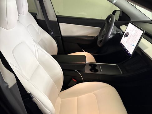 Used 2022 Tesla Model Y Performance image 9