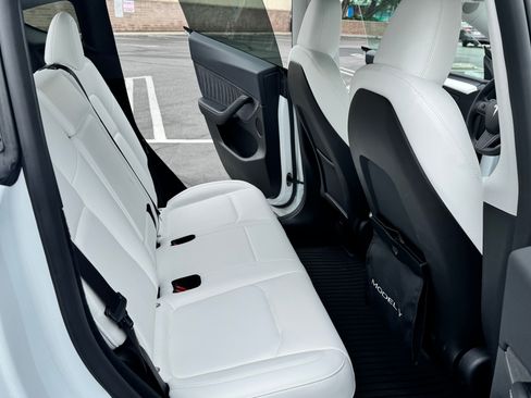 Used 2024 Tesla Model Y Long Range RWD image 14