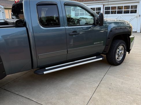 Used 2011 Chevrolet Silverado 2500 LT w/ Convenience Package AWD/4WD image 9