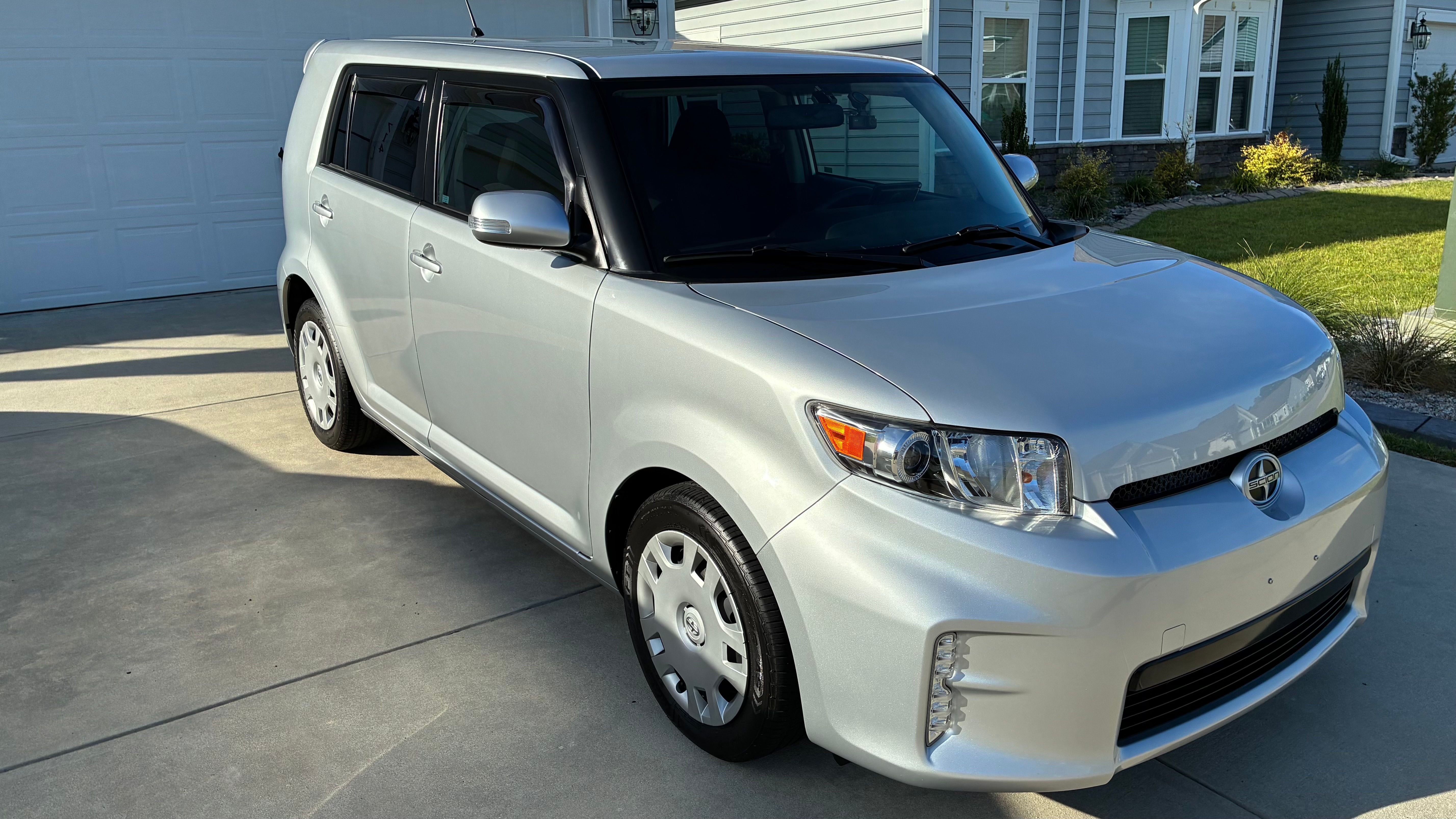 Used 2015 Scion xB FWD image 2