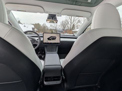 Used 2023 Tesla Model Y Long Range image 12