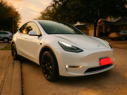 Used 2023 Tesla Model Y Long Range image 2