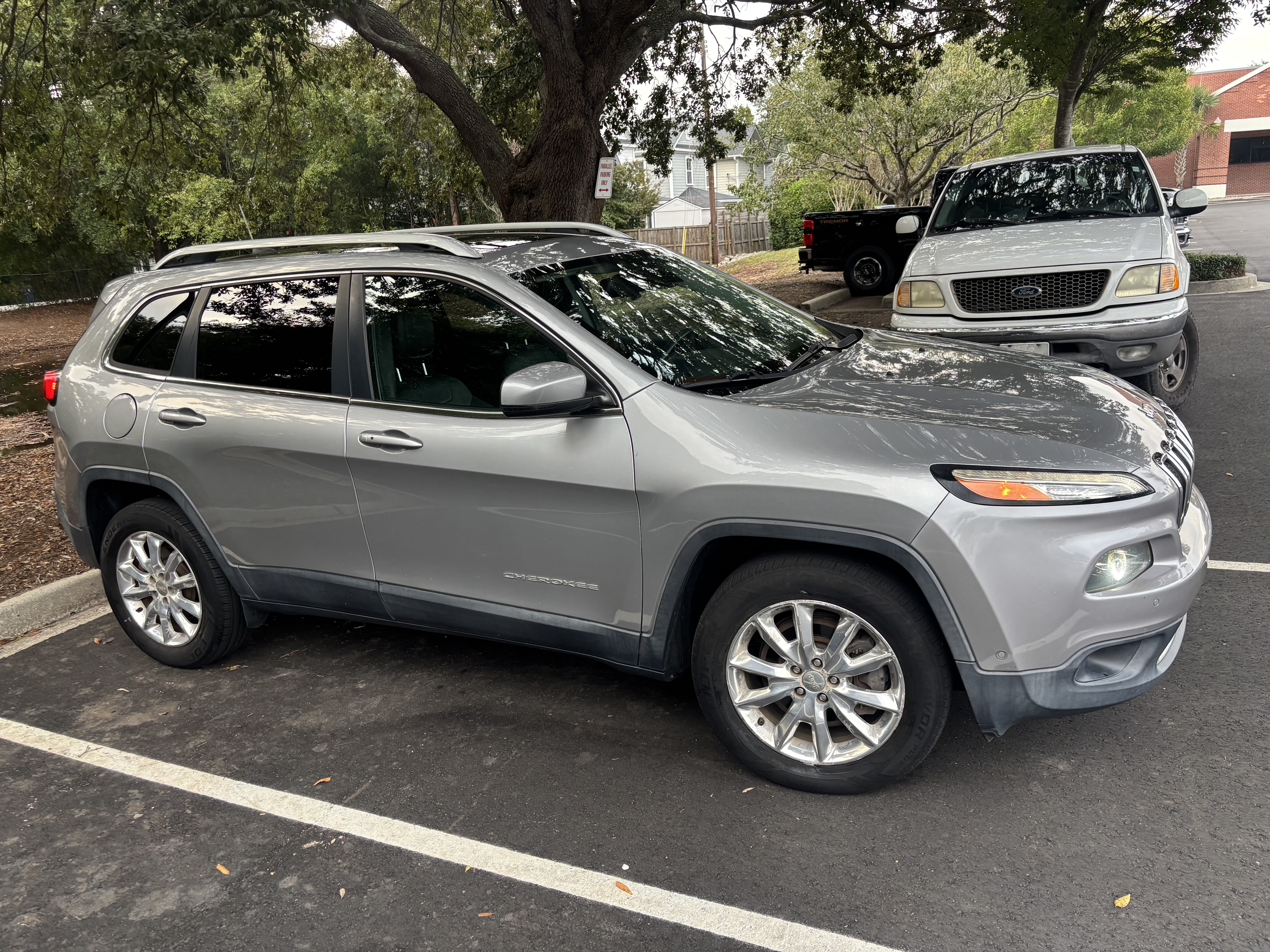Used 2016 Jeep Cherokee Limited w/ Luxury Group AWD/4WD image 5