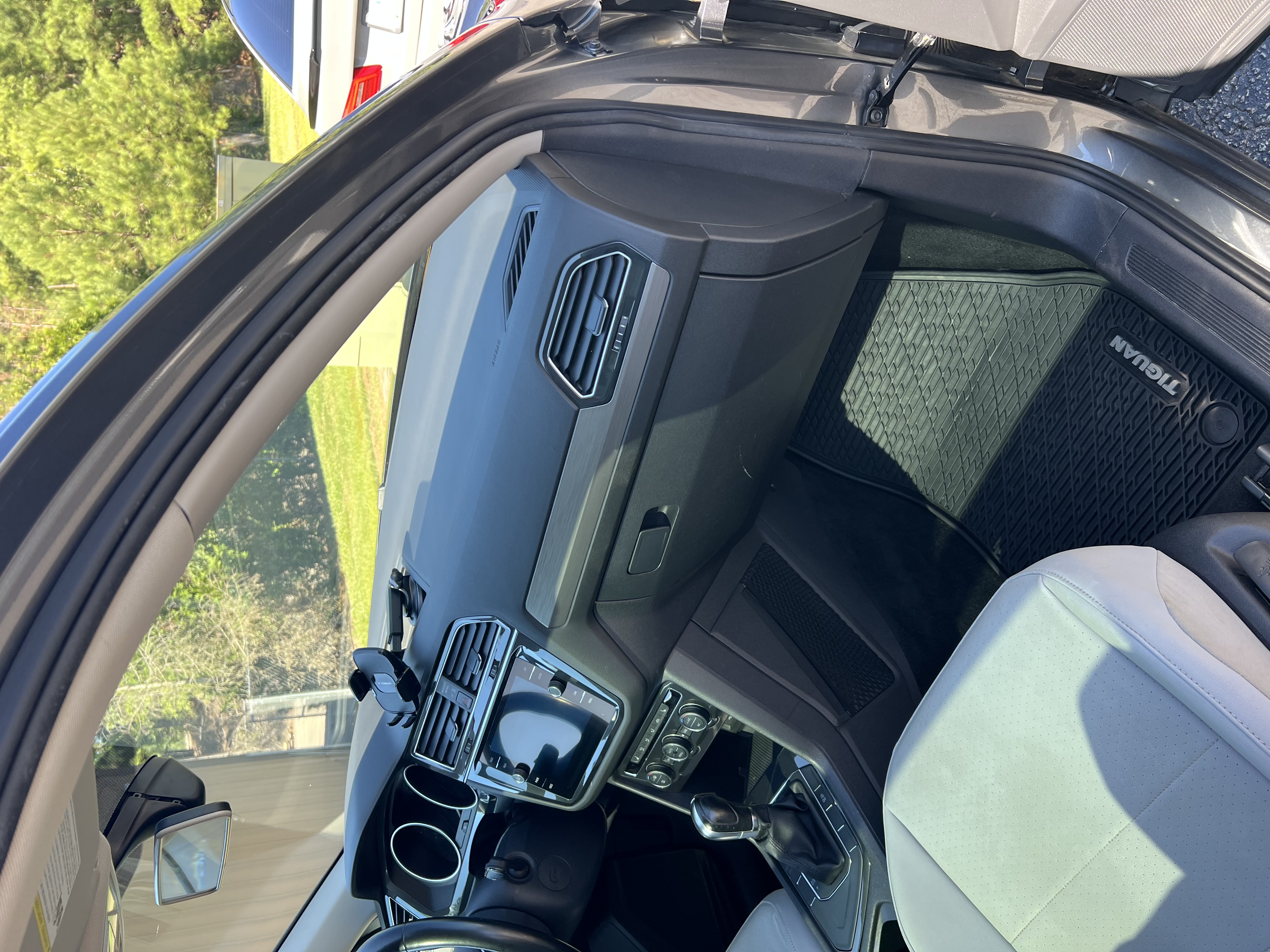 Used 2019 Volkswagen Tiguan SE w/ Panoramic Sunroof Package FWD image 6