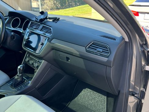 Used 2019 Volkswagen Tiguan SE w/ Panoramic Sunroof Package image 6