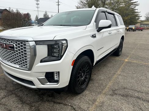 Used 2021 GMC Yukon XL Denali w/ Denali Premium Package AWD/4WD image 4