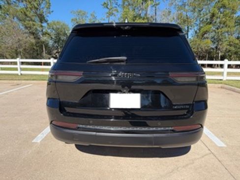 Used 2024 Jeep Grand Cherokee Limited w/ Luxury Tech Group II image 9