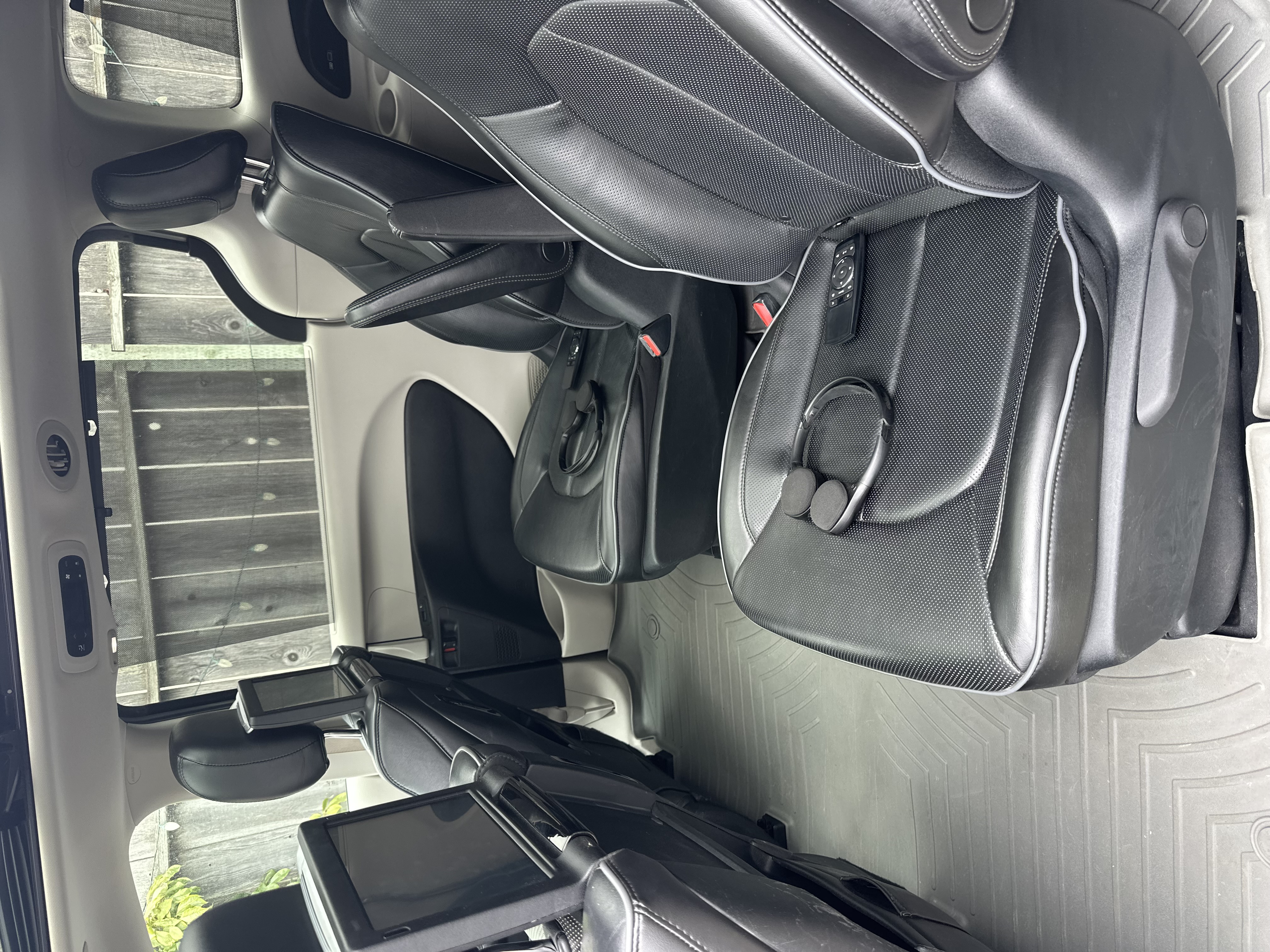 Used 2018 Chrysler Pacifica Limited w/ Advanced Safetytec Group FWD image 9