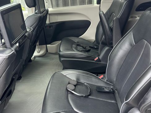 Used 2018 Chrysler Pacifica Limited w/ Advanced Safetytec Group FWD image 9