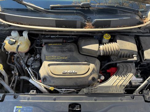 Used 2018 Chrysler Pacifica Touring-L image 9