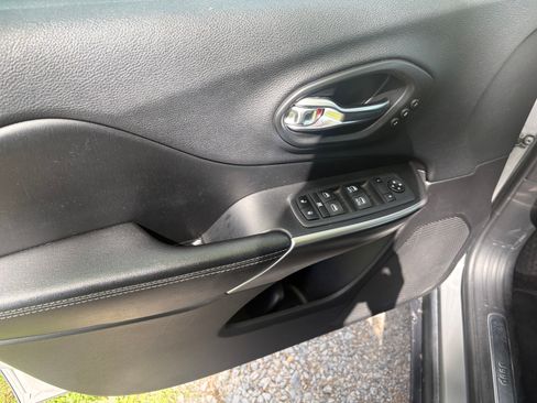 Used 2020 Jeep Cherokee Limited AWD/4WD image 9