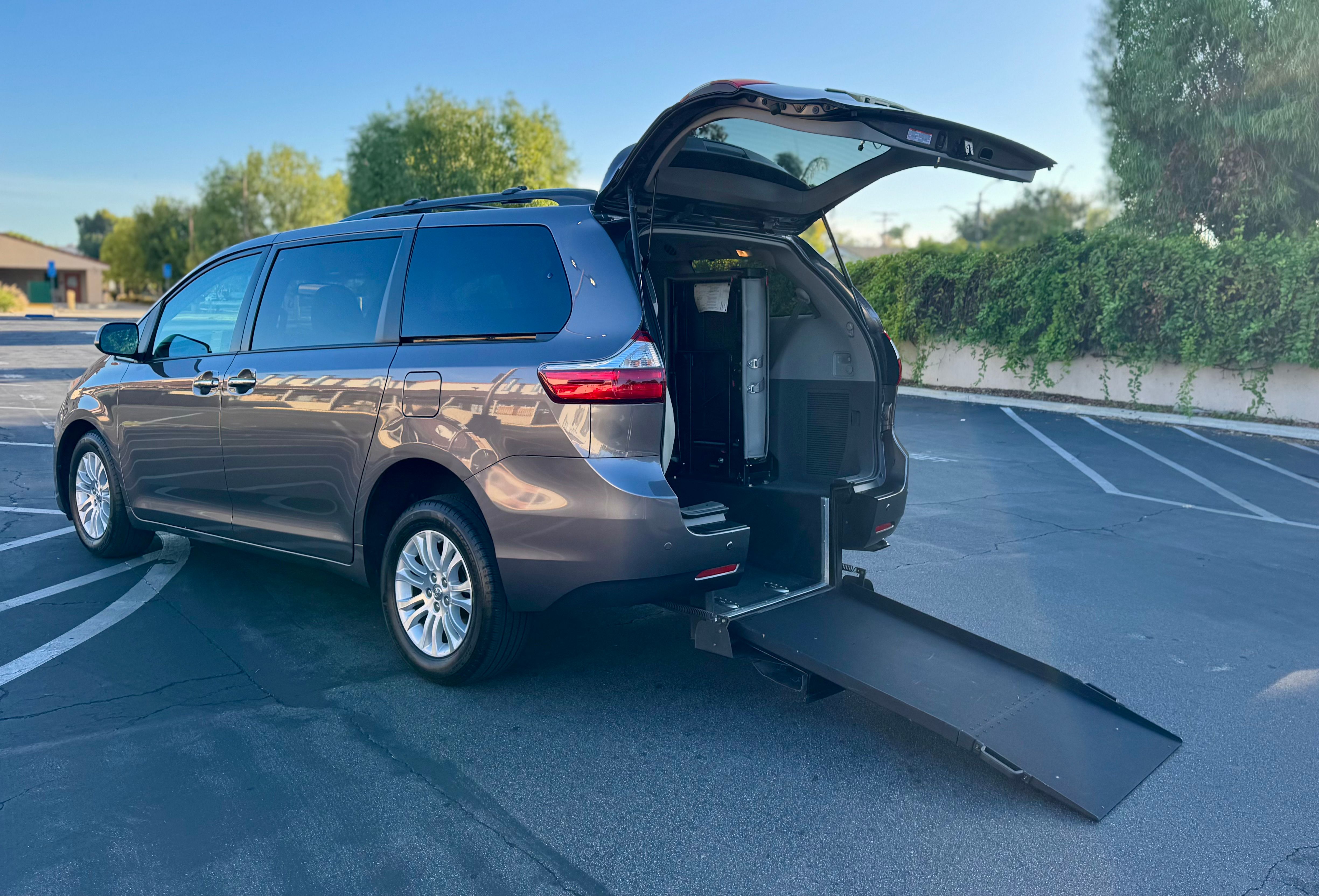 Used 2016 Toyota Sienna XLE w/ XLE Navigation Package FWD image 11