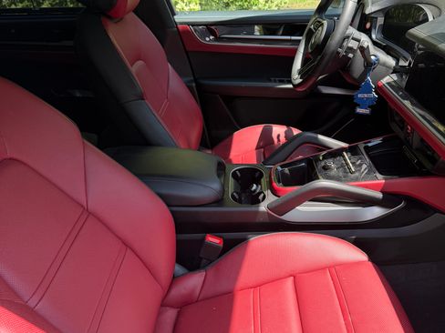Used 2025 Porsche Cayenne Turbo AWD/4WD image 6