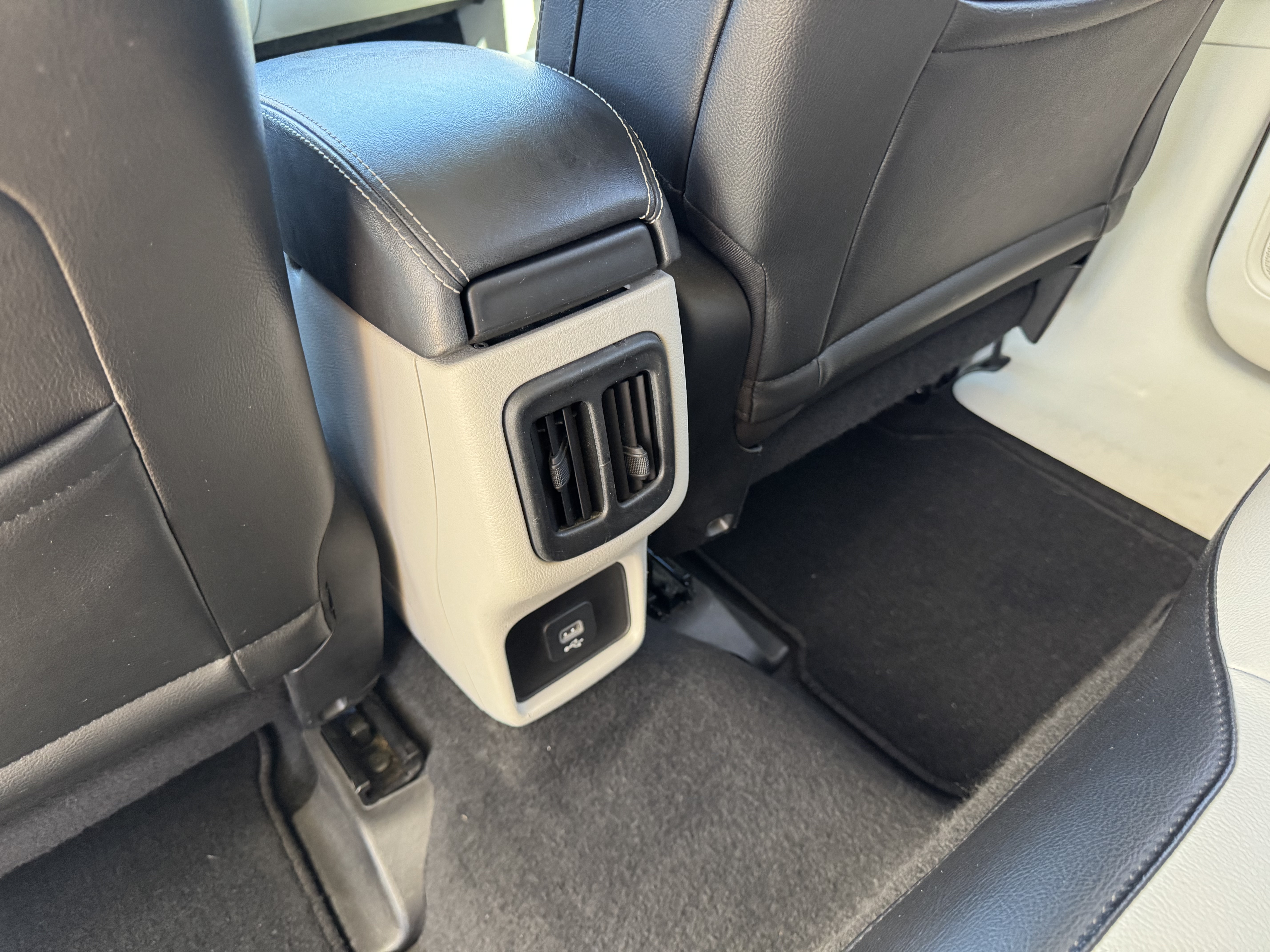 Used 2018 Jeep Compass Latitude FWD image 21