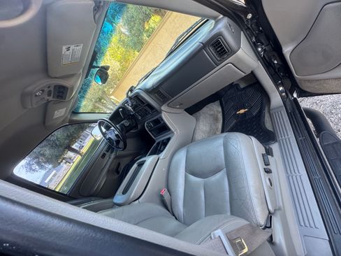 Used 2004 Chevrolet Tahoe Z71 w/ Z71 Preferred Equipment Group AWD/4WD image 16