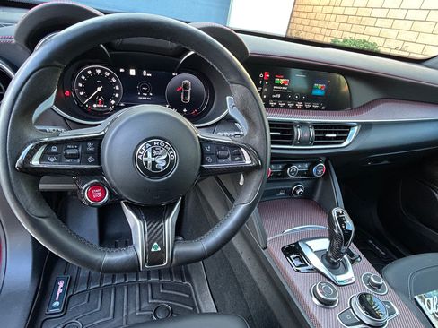 Used 2024 Alfa Romeo Stelvio Quadrifoglio image 10