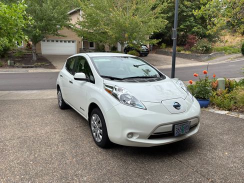 Used 2015 Nissan Leaf S w/ Charge Package FWD image 8
