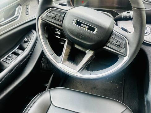 Used 2025 Jeep Grand Cherokee Limited w/ Black Appearance Package image 8