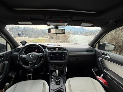 Used 2019 Volkswagen Tiguan SEL Premium R-Line image 11