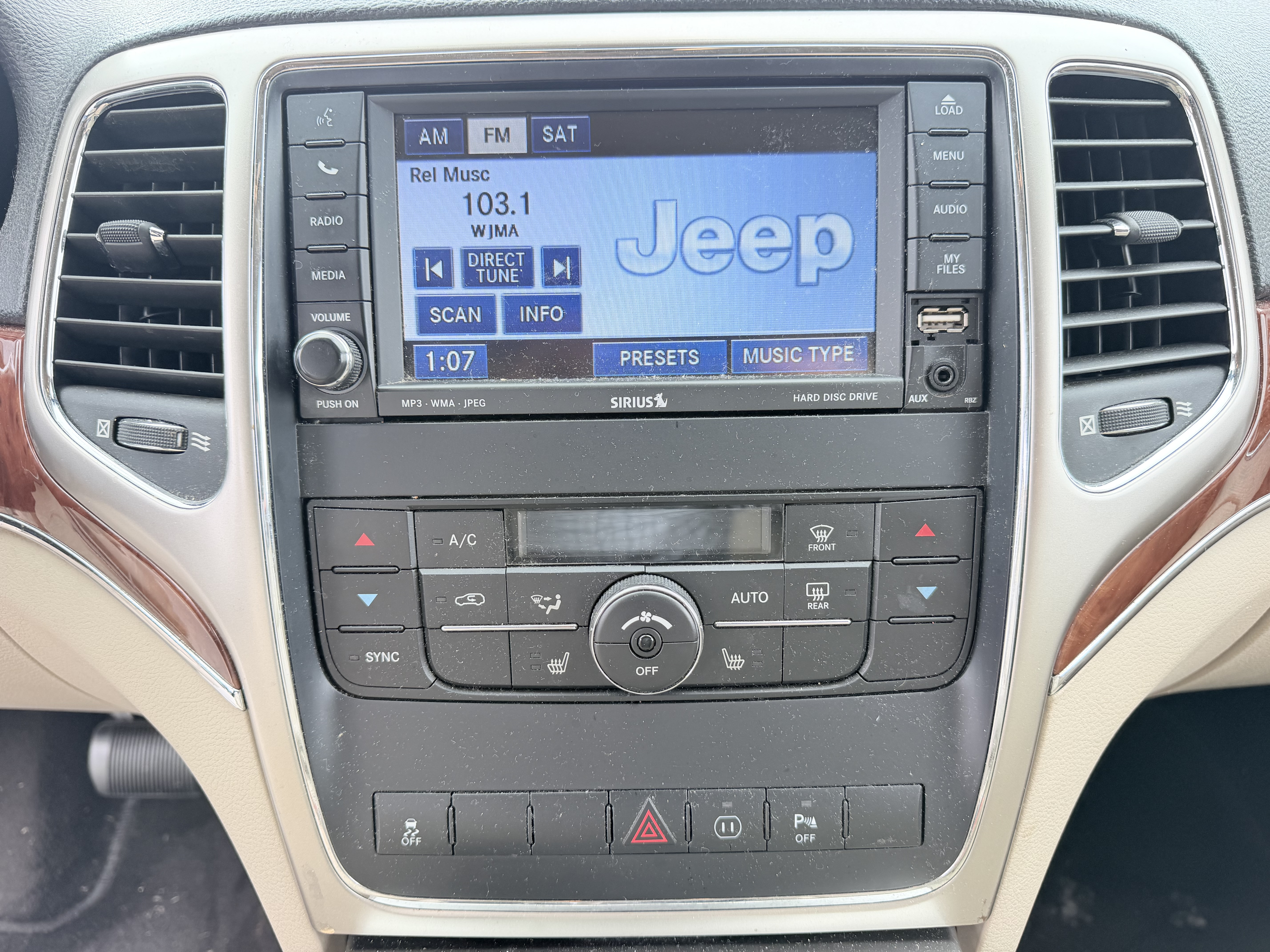 Used 2011 Jeep Grand Cherokee Limited w/ Trailer Tow Group RWD image 18