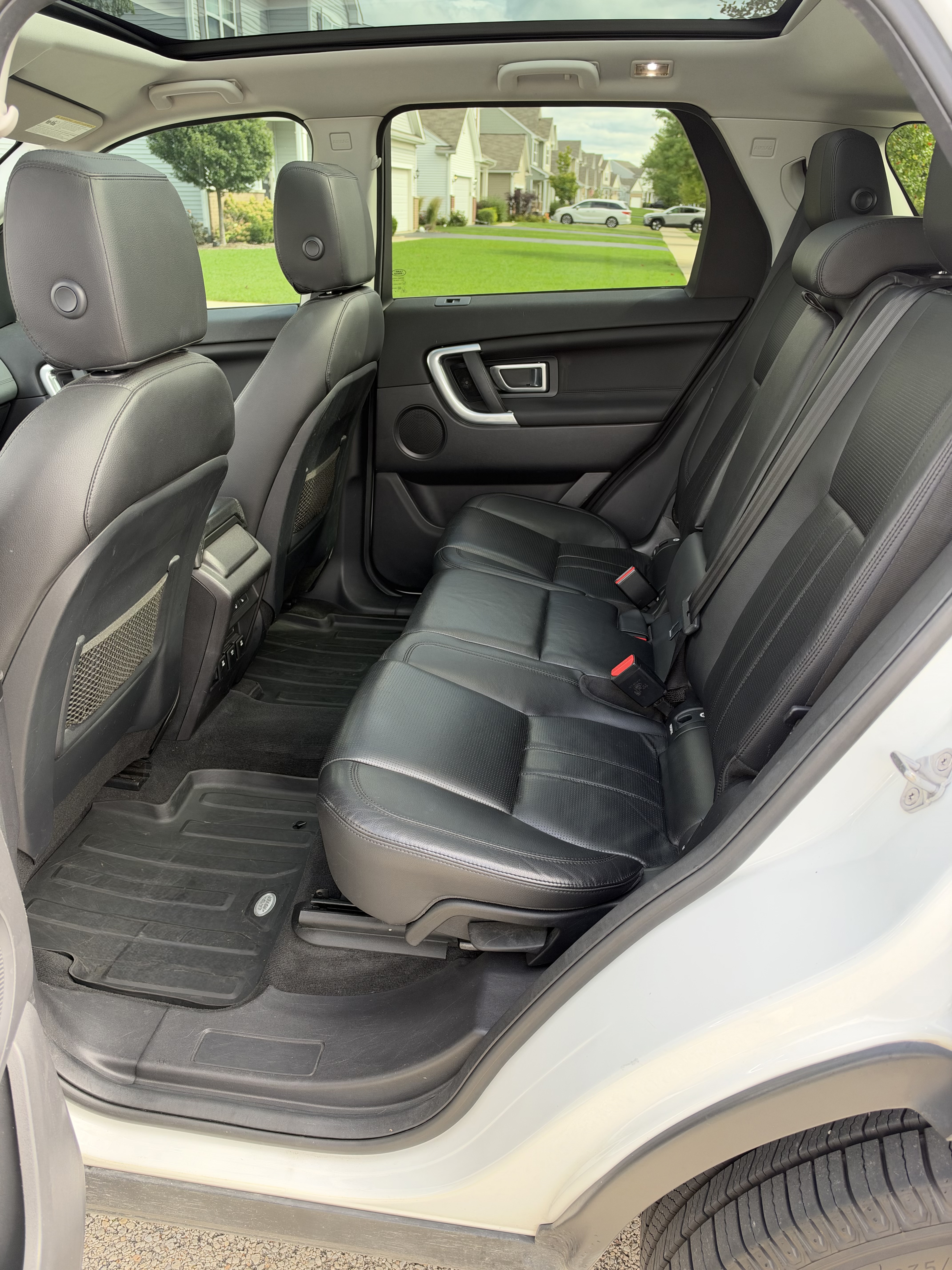 Used 2017 Land Rover Discovery Sport HSE AWD/4WD image 15