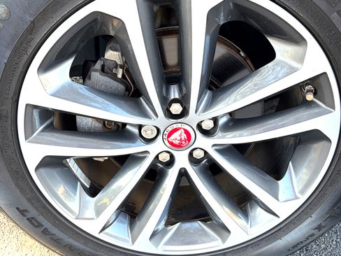 Used 2018 Jaguar F-PACE Premium image 6