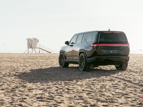 Used 2023 Rivian R1S Launch Edition image 17
