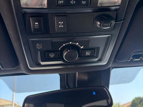Used 2018 Toyota Tacoma TRD Off-Road w/ Technology Package AWD/4WD image 9