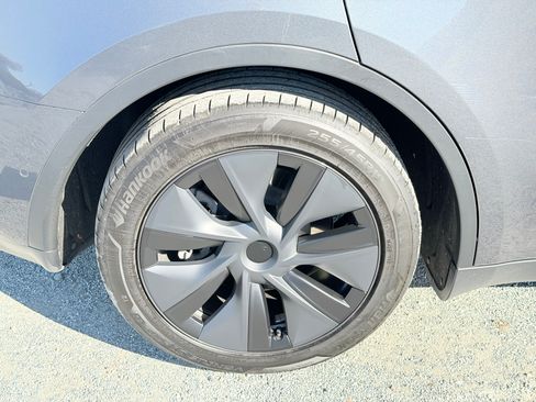 Used 2023 Tesla Model Y Long Range image 20