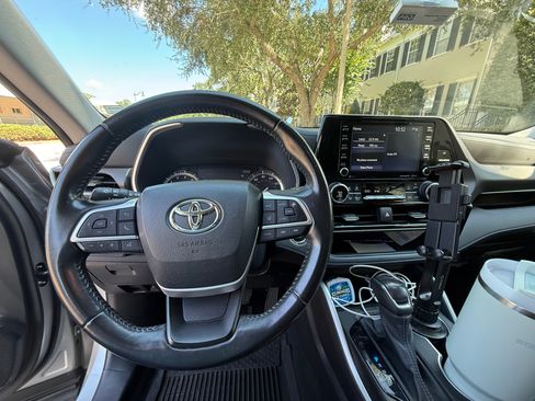 Used 2022 Toyota Highlander XLE FWD image 9