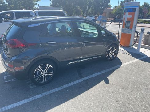 Used 2020 Chevrolet Bolt Premier w/ Infotainment Package FWD image 6
