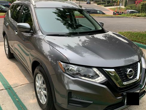 Used 2017 Nissan Rogue SV image 4