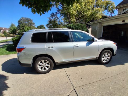 Used 2012 Toyota Highlander SE w/ Tow Pkg image 10