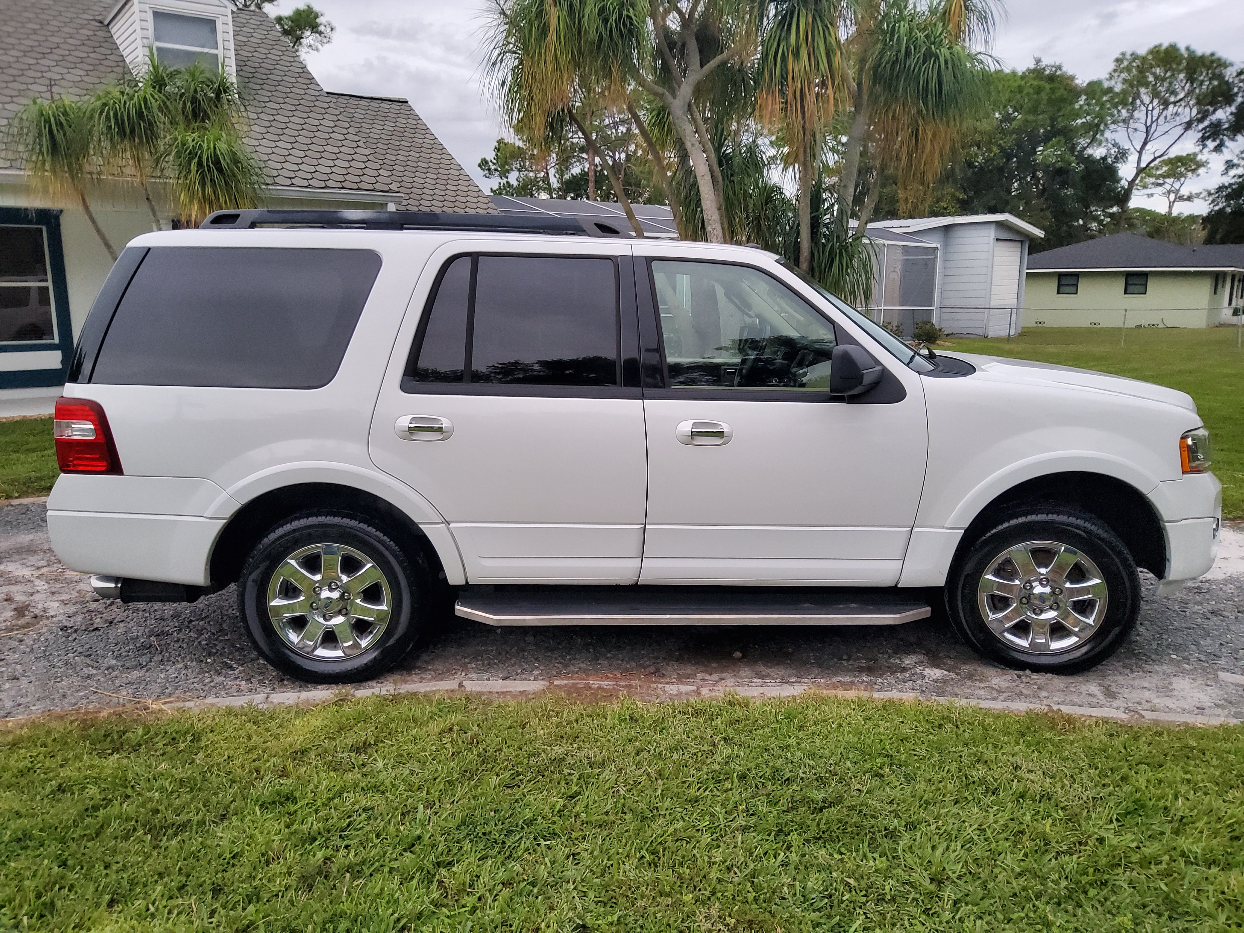 Used 2017 Ford Expedition XLT w/ Equipment Group 201A RWD image 1
